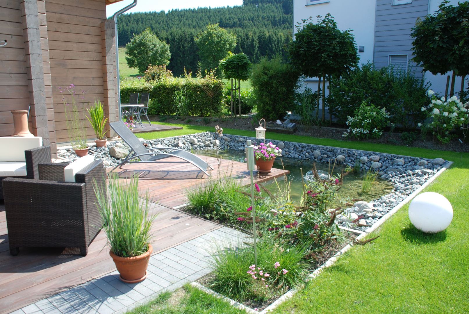 Hausgarten in Grevenstein, wilhelmi garten- und landschaftsarchitektur wilhelmi garten- und landschaftsarchitektur Modern style balcony, porch & terrace