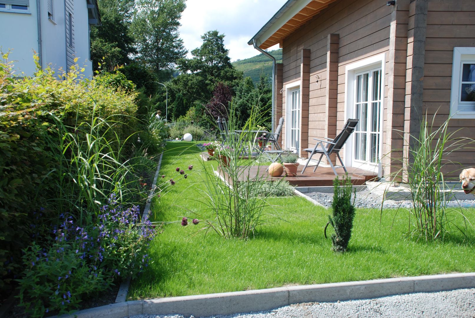 Hausgarten in Grevenstein, wilhelmi garten- und landschaftsarchitektur wilhelmi garten- und landschaftsarchitektur Modern style balcony, porch & terrace