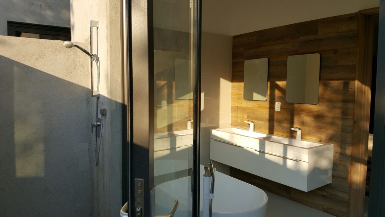 morning light with outdoor shower Human Voice Architects Modern bathroom