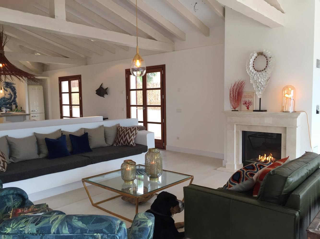 Ein Ferienhaus als Hideaway auf Mallorca, AID-Studio AID-Studio Mediterrane Wohnzimmer gemauertes Sofa,Palmen,Leder,blau,grün,Kamin,weiß,Muscheln