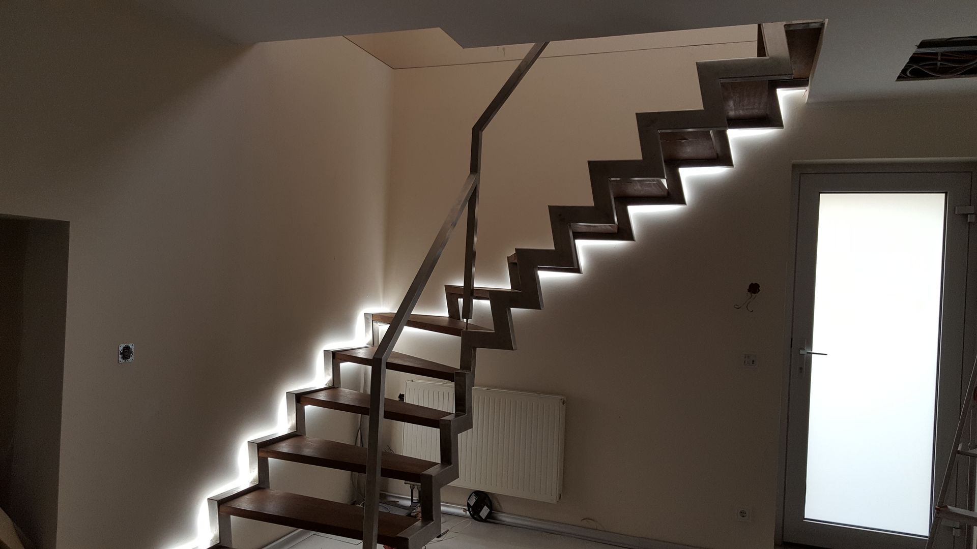 Lichtplanung und Beleuchtung für ein Einfamilienhaus , Moreno Licht mit Effekt - Lichtplaner Moreno Licht mit Effekt - Lichtplaner Pasillos, vestíbulos y escaleras de estilo moderno Madera Acabado en madera