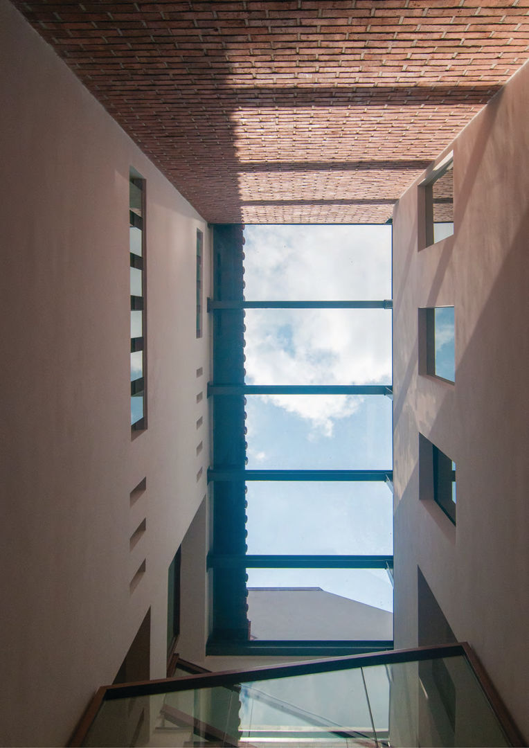 Terrace House at Robin Road, Quen Architects Quen Architects Asian style corridor, hallway & stairs