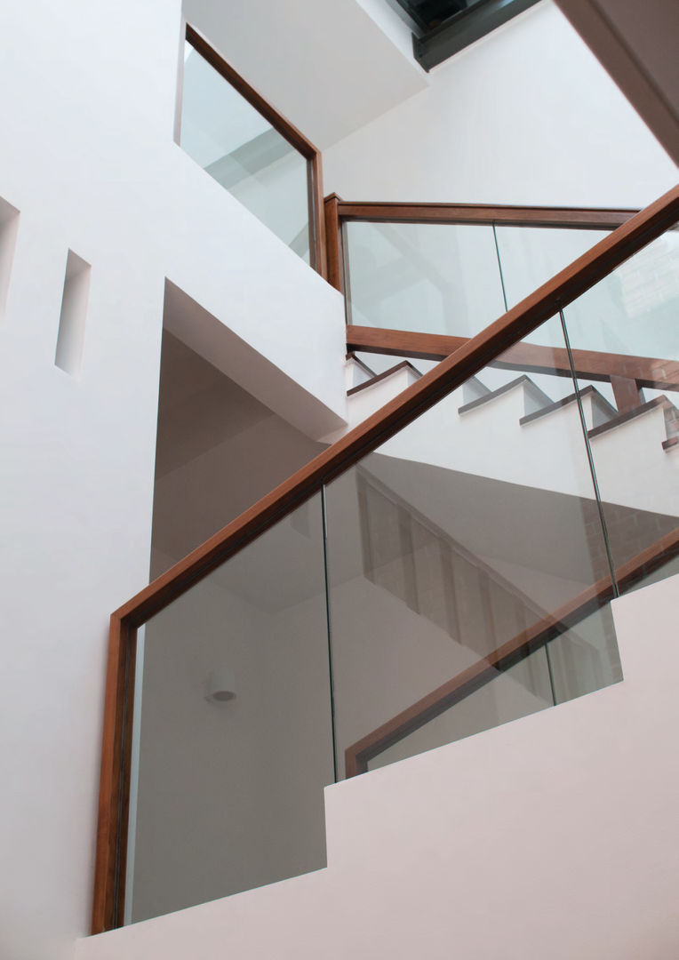 Terrace House at Robin Road, Quen Architects Quen Architects Asian style corridor, hallway & stairs