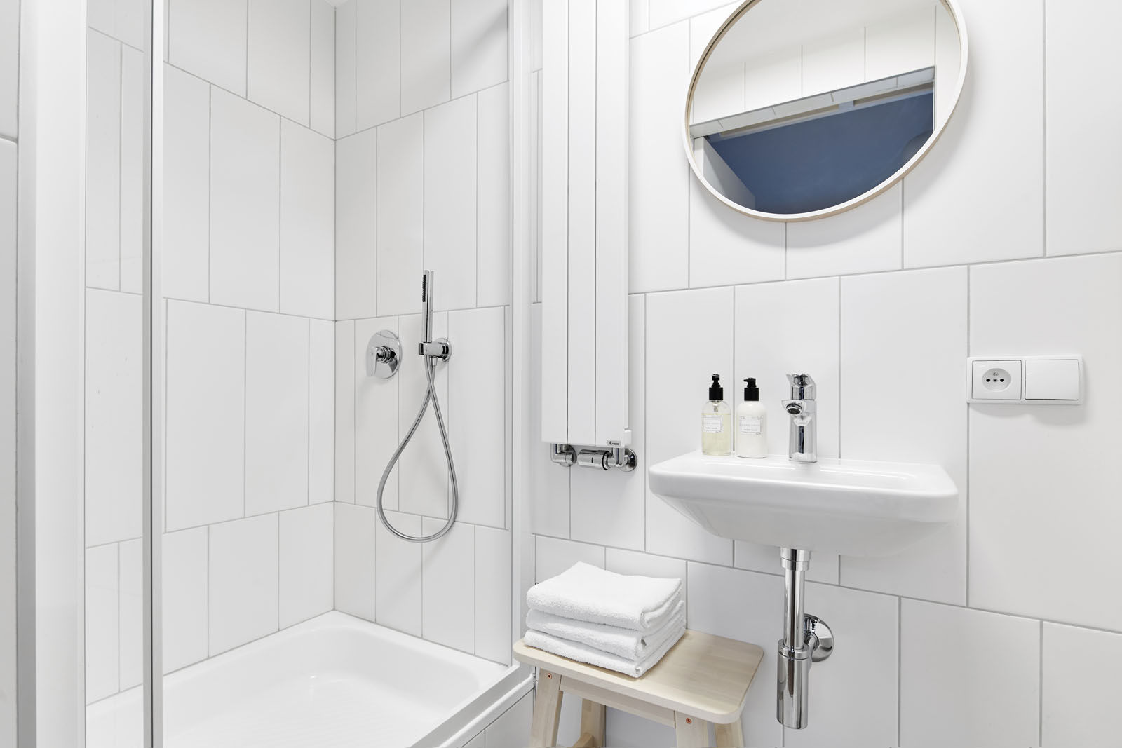 Sophia Apartment, BLACKHAUS BLACKHAUS Casas de banho escandinavas Azulejo