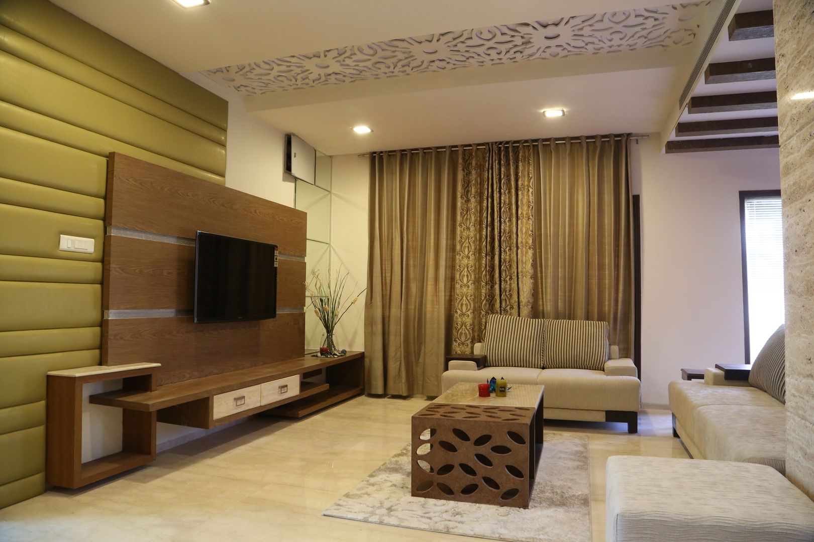 Residential projects, Antarangni Interior p ltd Antarangni Interior p ltd ห้องนั่งเล่น โซฟาและเก้าอี้นวม