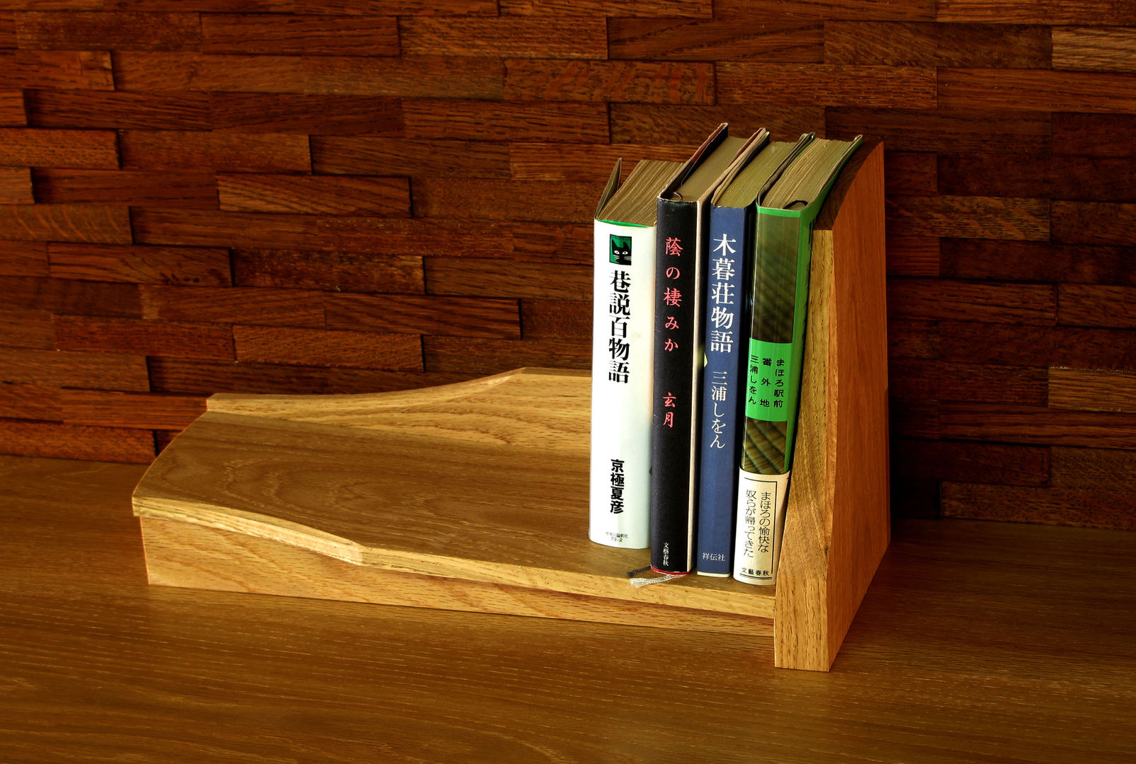 book stand, 木の家具 quiet furniture of wood 木の家具 quiet furniture of wood Klasik Çalışma Odası Ahşap Ahşap rengi Dolap & Raflar