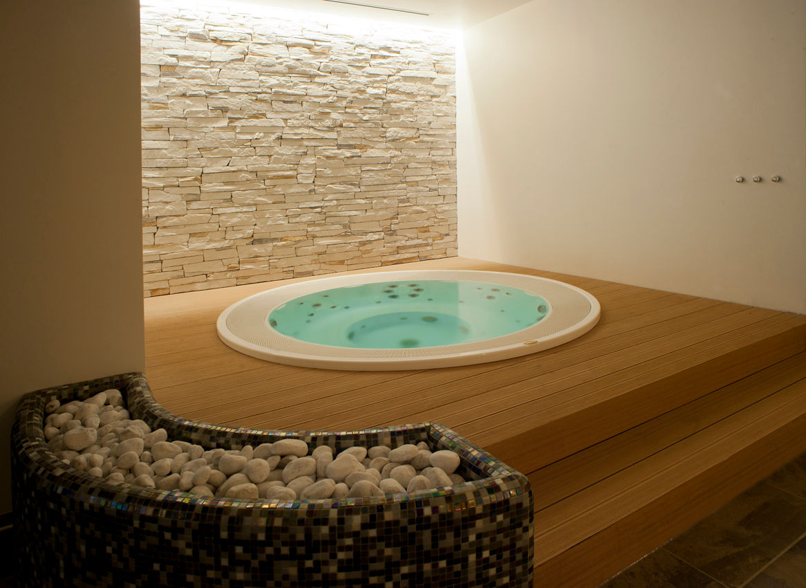 Alcune delle nostre installazioni inserendo una Jacuzzi Professionale ., Aquazzura Piscine Aquazzura Piscine Moderne spa's
