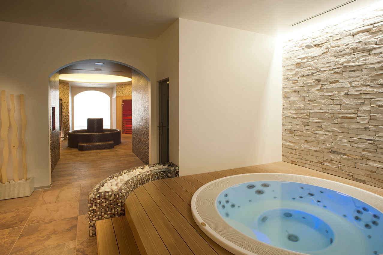 Alcune delle nostre installazioni inserendo una Jacuzzi Professionale ., Aquazzura Piscine Aquazzura Piscine Moderne spa's