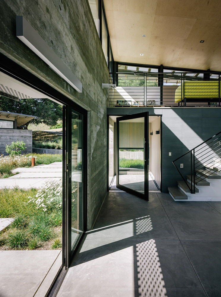 Butterfly House, Feldman Architecture Feldman Architecture Modern corridor, hallway & stairs