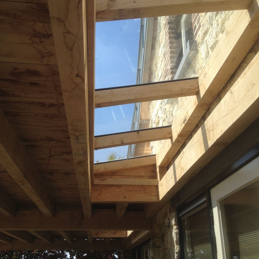 Voor & na de aanbouw van een overkapping van eikenhout met glazen lichtstraten, WE-Maatdesign WE-Maatdesign Rumah Klasik Kayu Wood effect