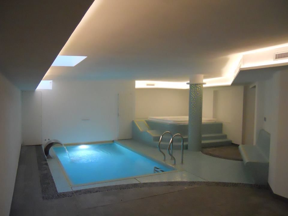 Piscina interna con spa privata . Aquazzura Piscine Piscina moderna piscina in giardino,piscina all'aperto,piscina al coperto,Jacuzzi,Sasha,Profile,Nuoto controcorrente,copertura tapparella,Jacuzzi sasha,Jacuzzi Profile,spa