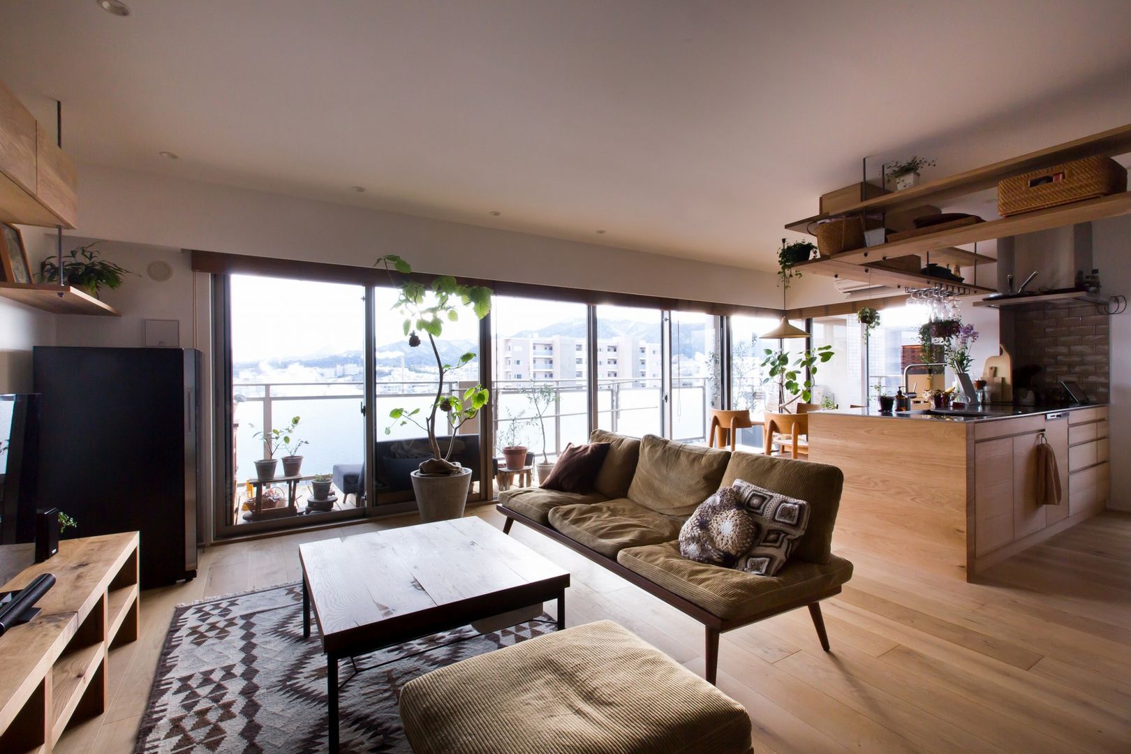 nionohama-apartment-house-renovation, ALTS DESIGN OFFICE ALTS DESIGN OFFICE Rustic style living room Wood Wood effect