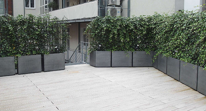 Terrasse à Düsseldorf : Ensemble de jardinières patinées Zinc; Fourniture clef en main !, ATELIER SO GREEN ATELIER SO GREEN Spazi commerciali Sedi per eventi