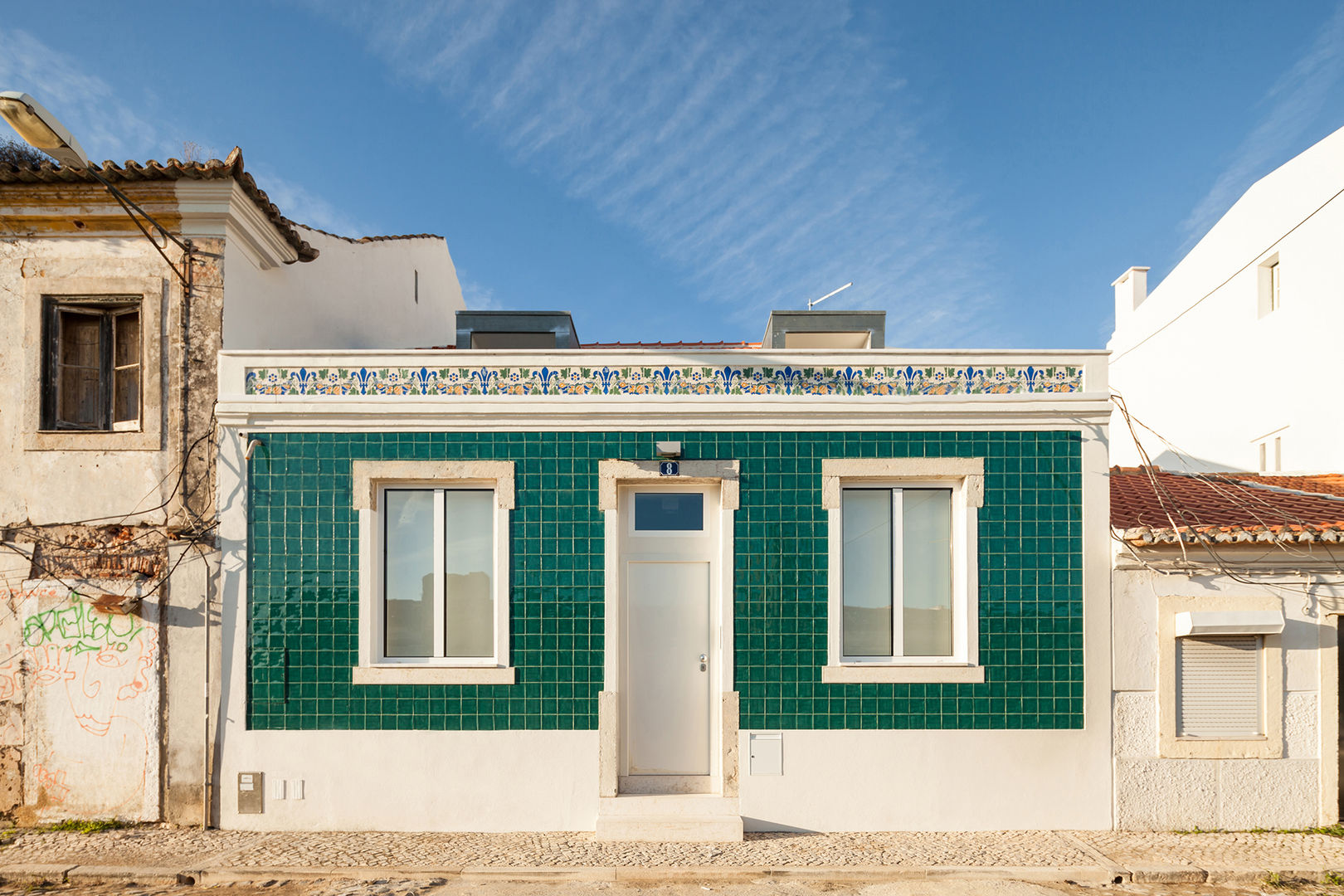 Moradia de fachada estreita mas com 230 M² , Colectivo Cais Colectivo Cais Minimalistische huizen