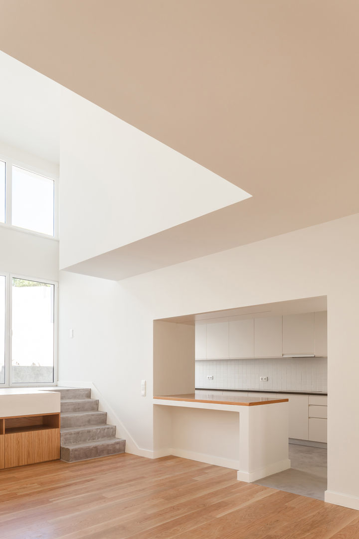 Moradia de fachada estreita mas com 230 M² , Colectivo Cais Colectivo Cais Soggiorno minimalista