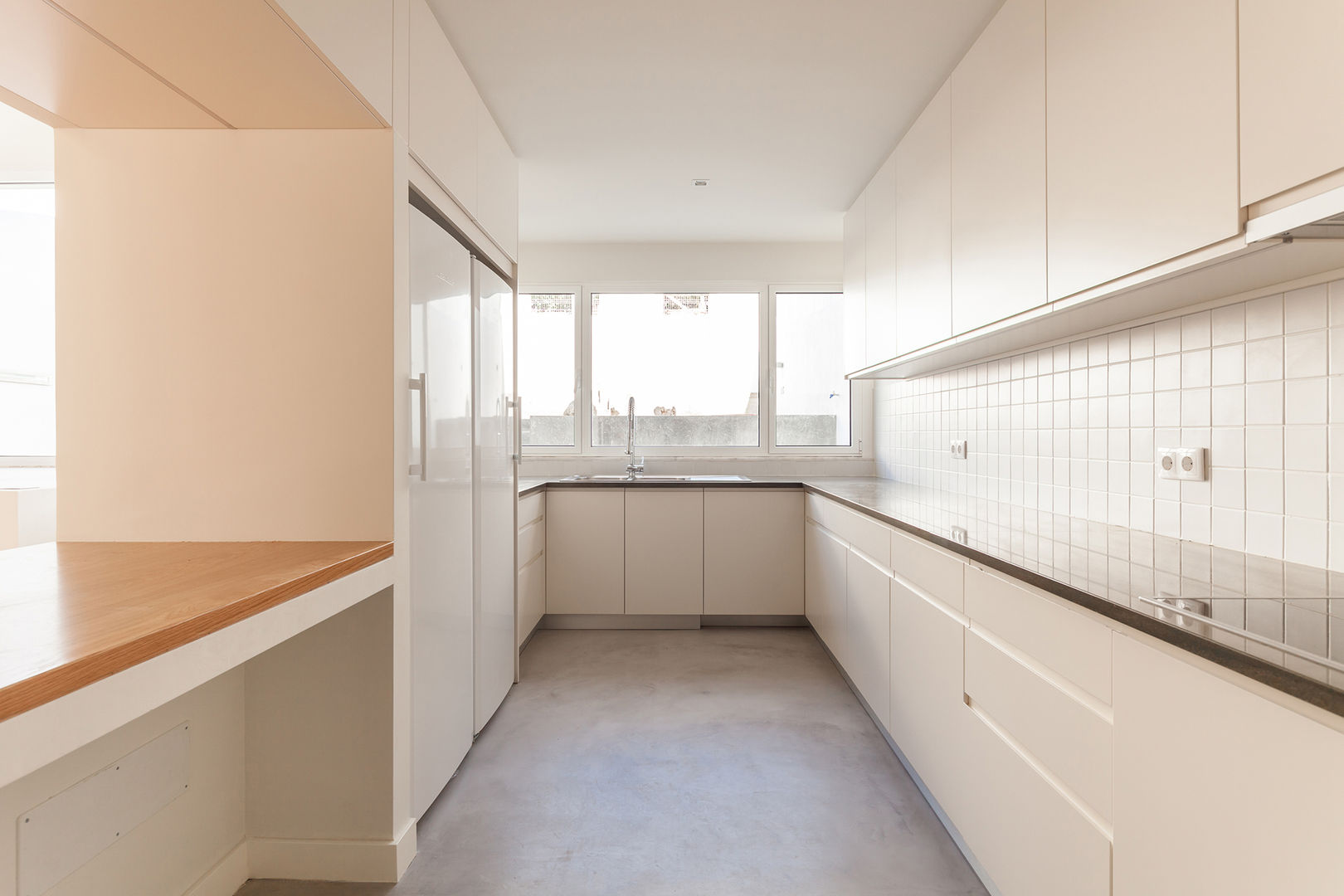 Moradia de fachada estreita mas com 230 M² , Colectivo Cais Colectivo Cais Minimalist kitchen