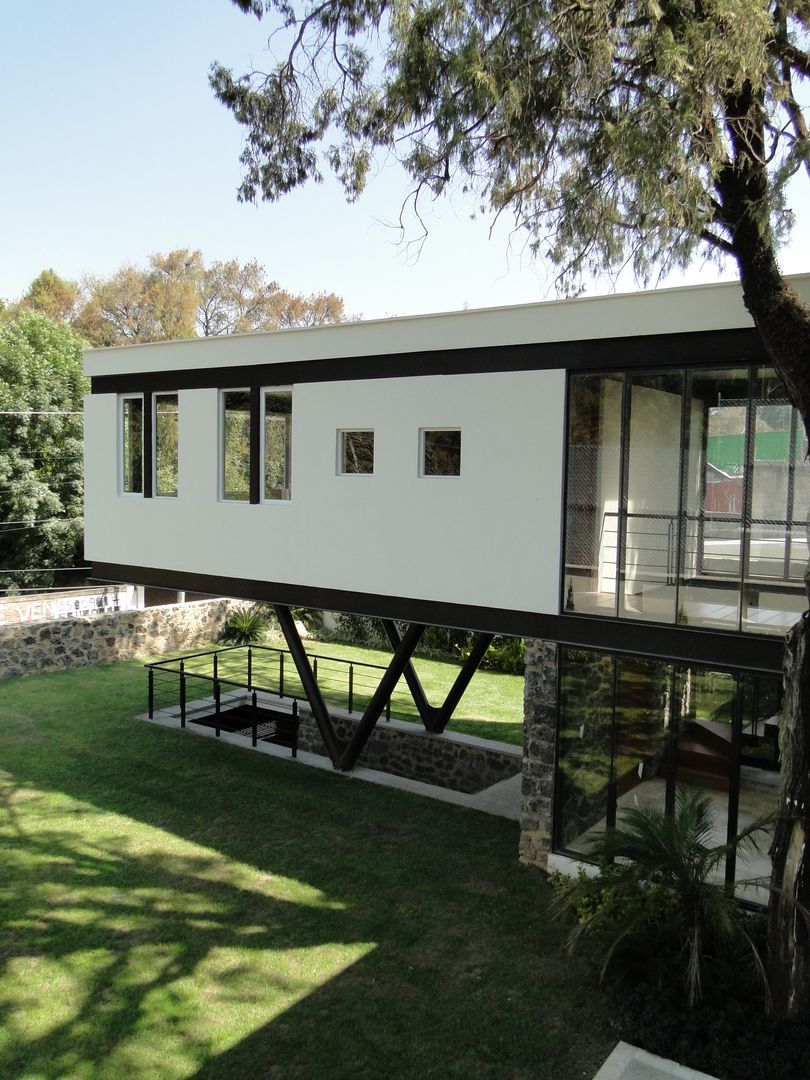 Casa habitacion entre dos arboles en Cuernavaca, rochen rochen Nhà phong cách tối giản Kim loại