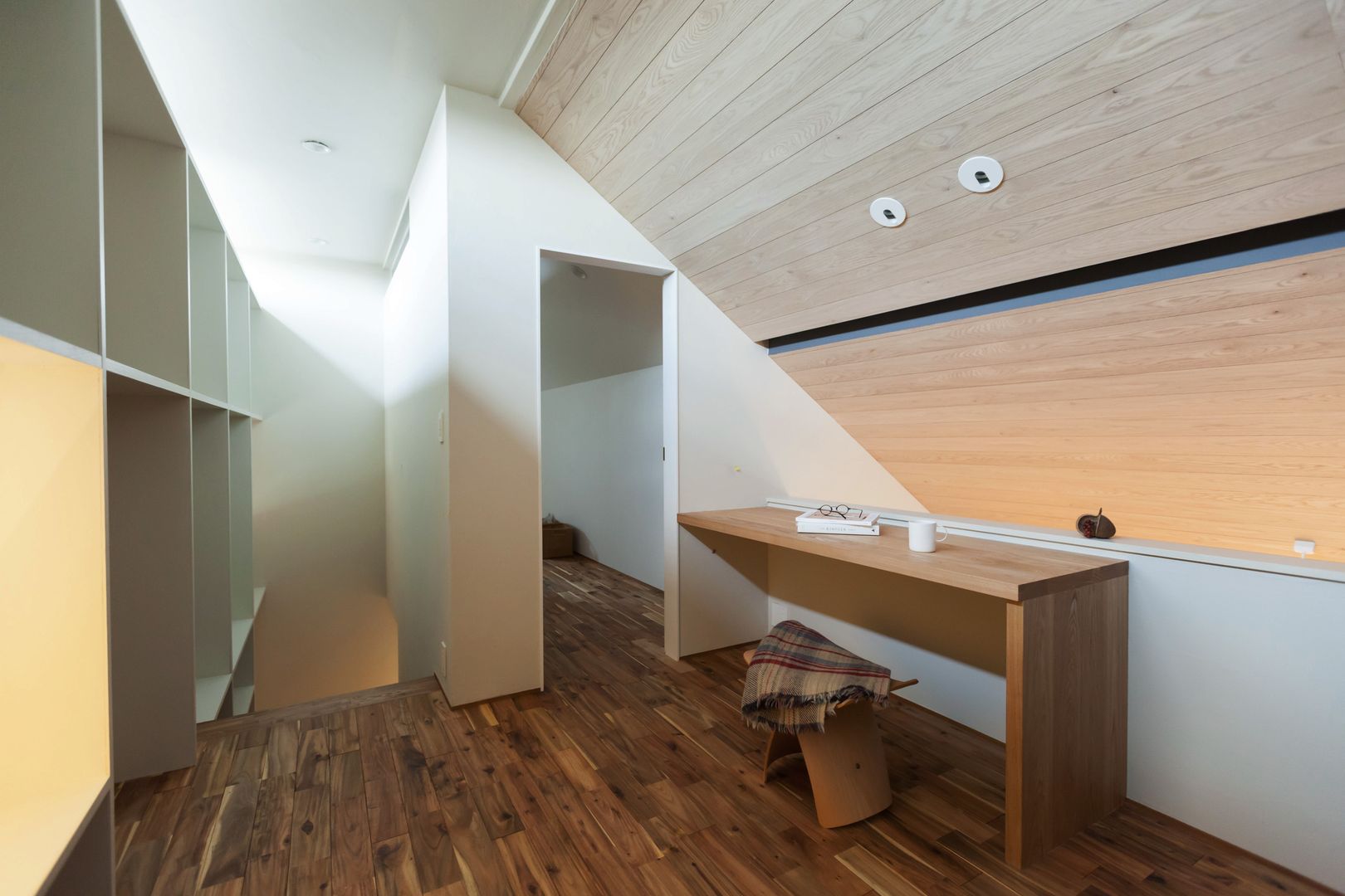 HOUSE IN CHIYOGAOKA, Mimasis Design／ミメイシス デザイン Mimasis Design／ミメイシス デザイン 視聽室 木頭 Wood effect