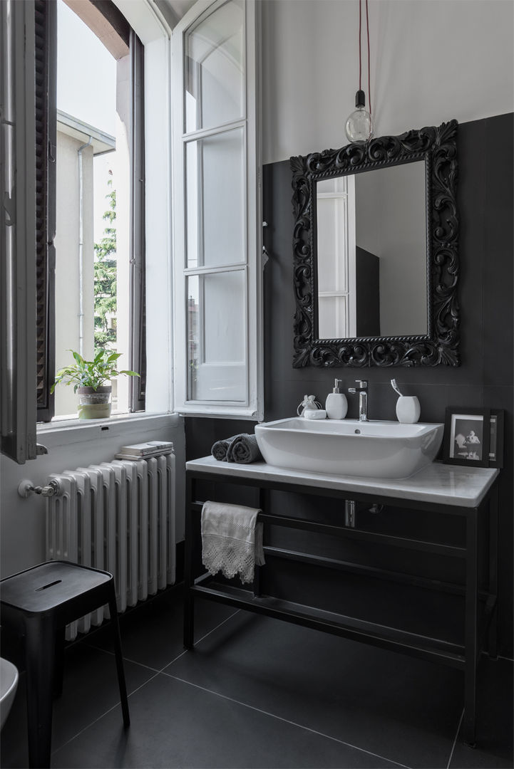 Bagno Melissa Giacchi Architetto d'Interni Bagno eclettico Ceramica bagno,bagno nero,kerlite,ghisa,radiatore,retrò,consolle