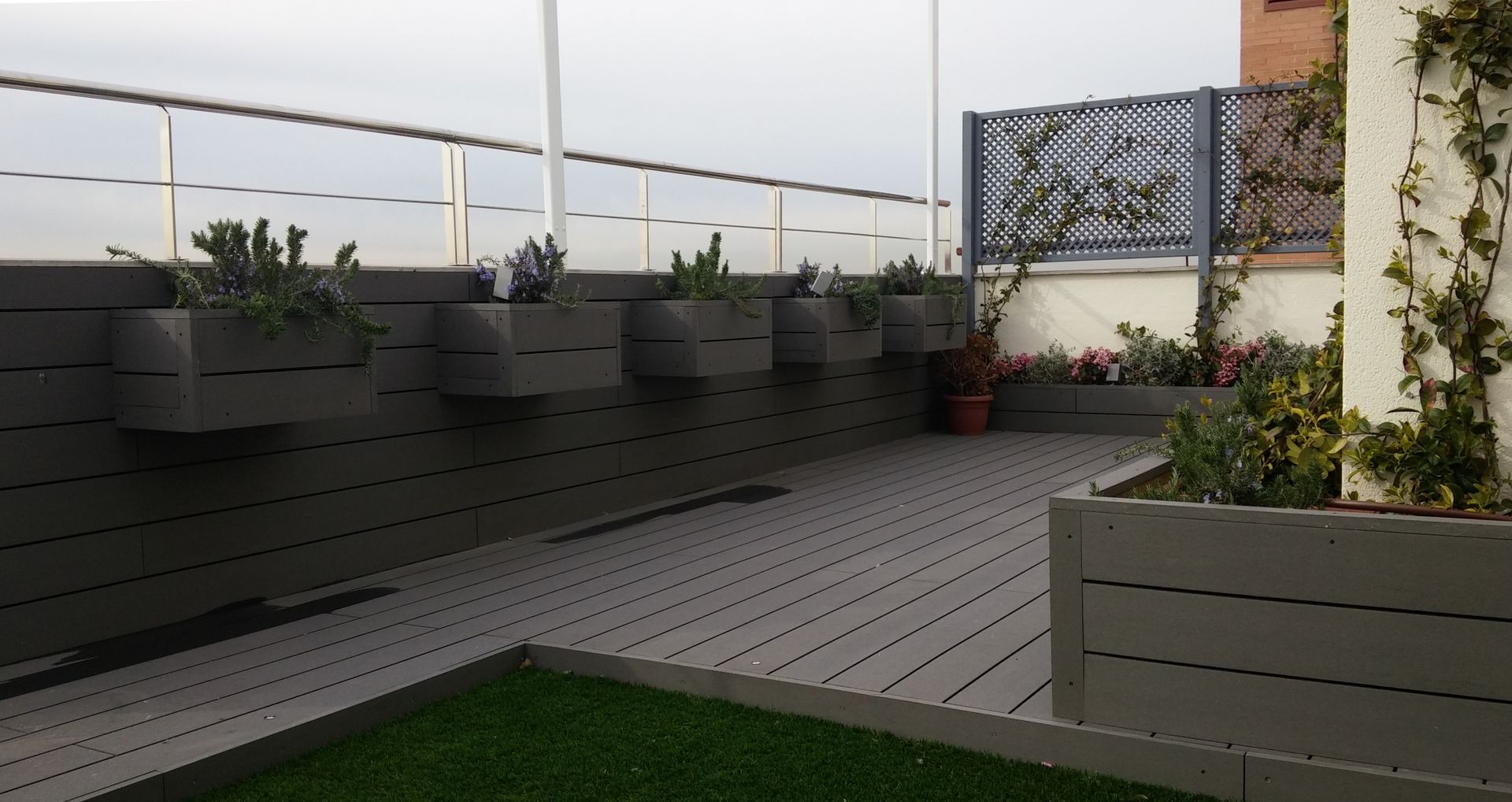 Jardineras colgantes La Patioteca Balcones y terrazas modernos Compuestos de madera y plástico Accesorios y decoración