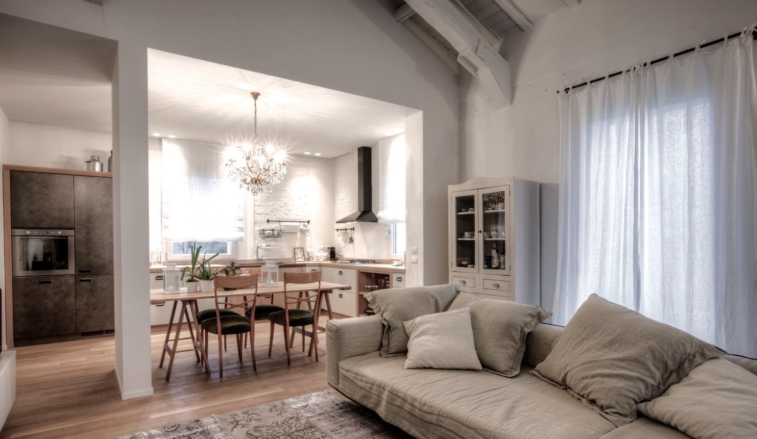 CASA RURALE CONTEMPORANEA, cristina zanni designer cristina zanni designer カントリーデザインの リビング