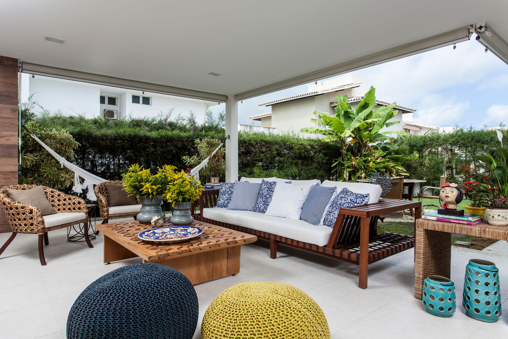 CASA PC 40, RODRIGO FONSECA | ARQUITETURA E INTERIORES RODRIGO FONSECA | ARQUITETURA E INTERIORES Tropical style balcony, veranda & terrace