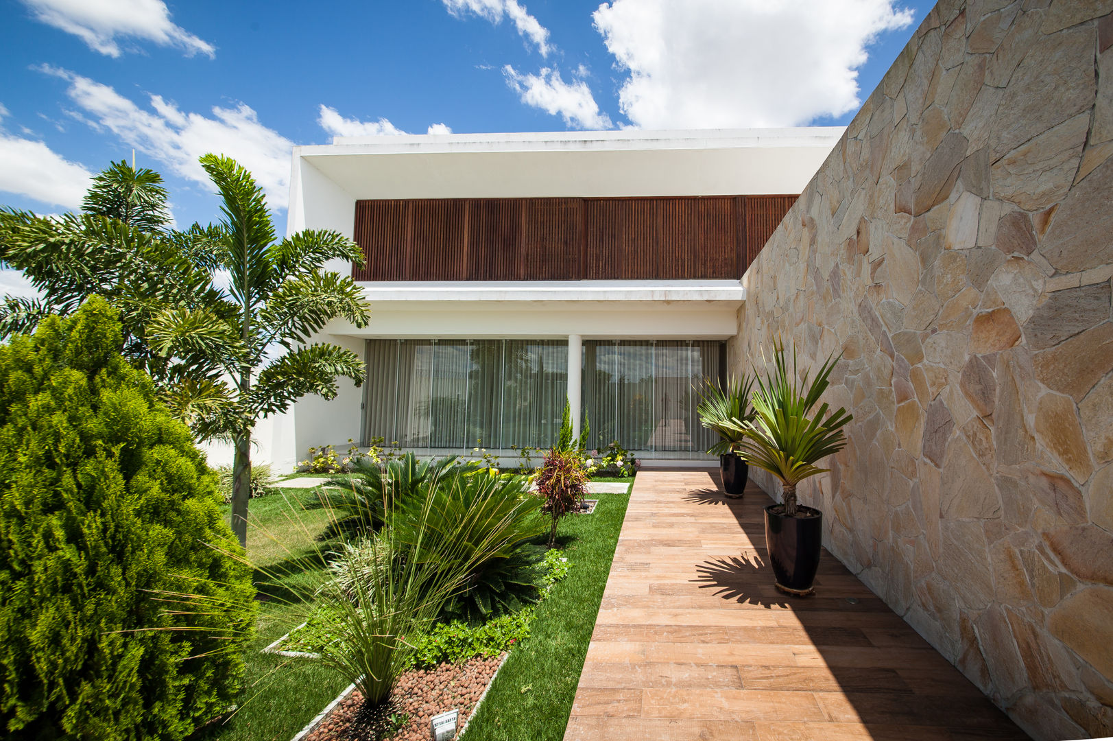 ​Passarela de acesso à residência Vasconcelos Mota arquitetura Casas modernas esquadria madeira,ambientes integrados,casa modernista