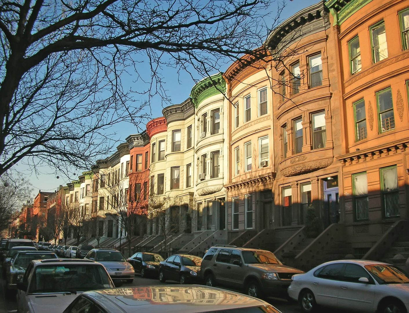 Colored buildings of Harlem district - New York. homify