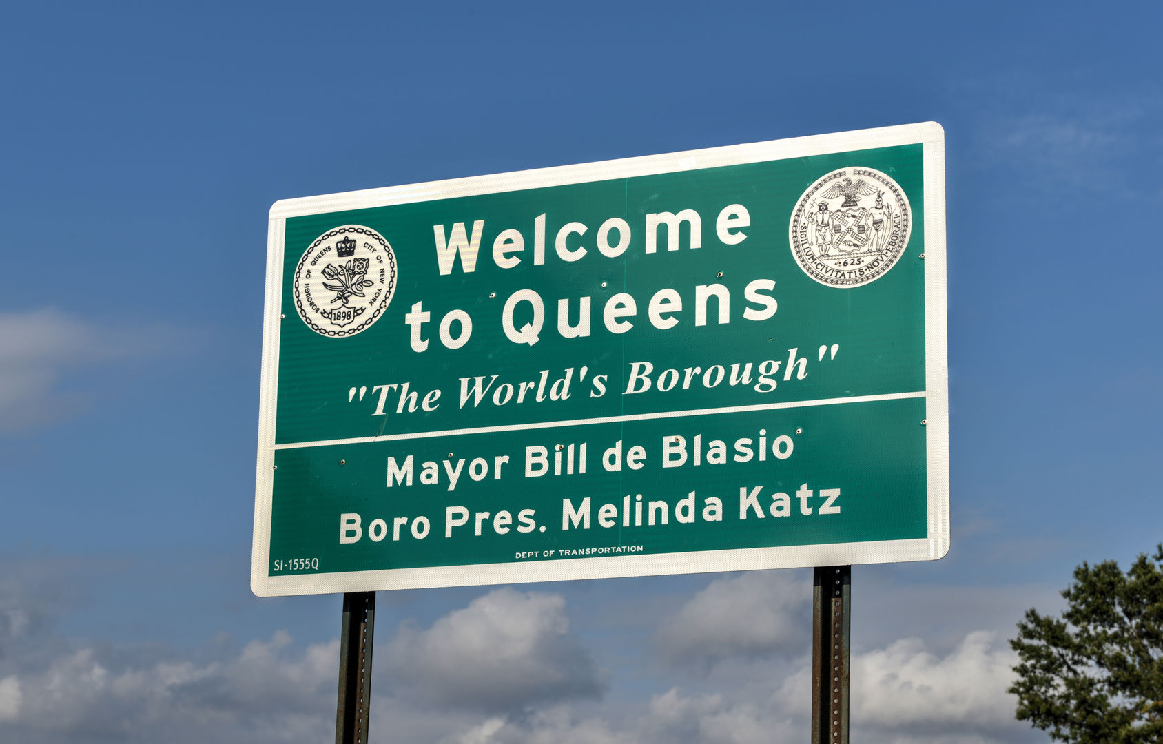 QUEENS, NEW YORK - SEPTEMBER 20, 2014: Welcome to Queens Sign for traffic between the border of Brooklyn and Queens, New York homify