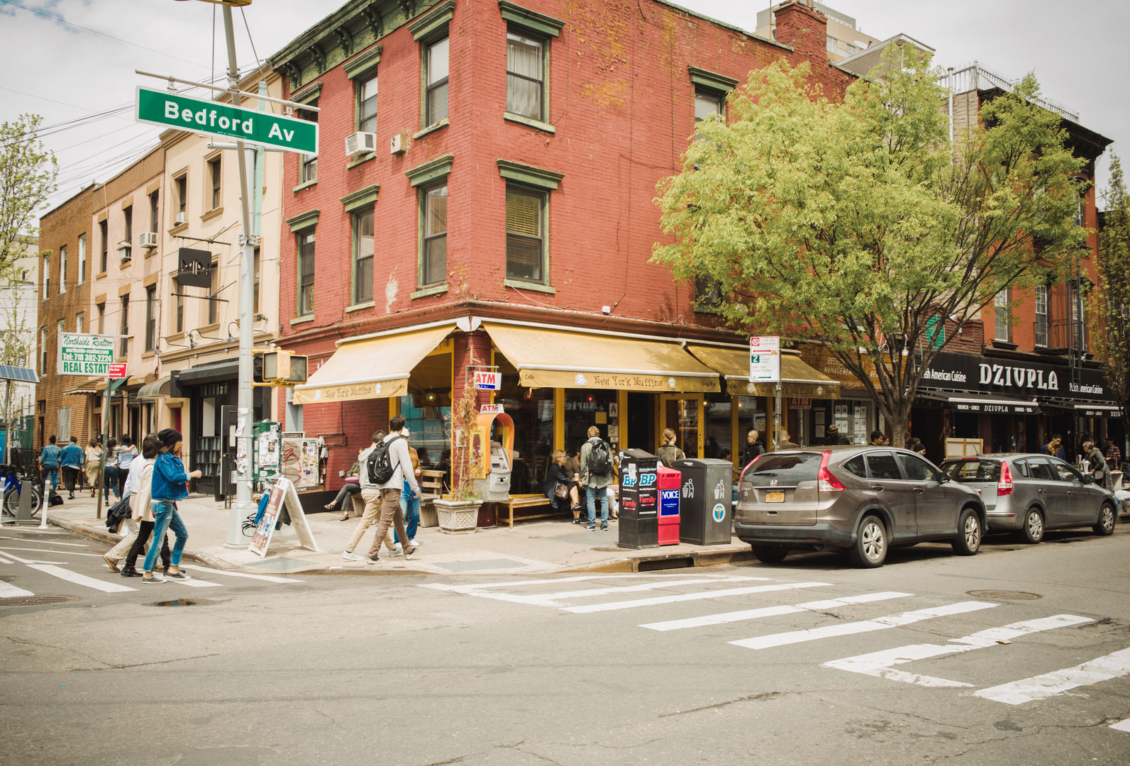 New York City, United States - April 23, 2016: Crowds of people walking along Bedford Avenue in Williamsburg, Brooklyn on a beautiful Weekend afternoon. homify