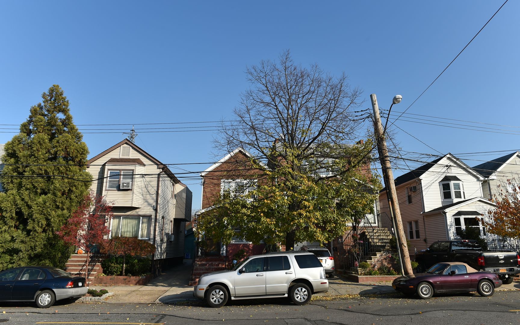New York City, USA - November 16, 2016: View of a street in a residential neighbourhood of the borough of Queens. homify