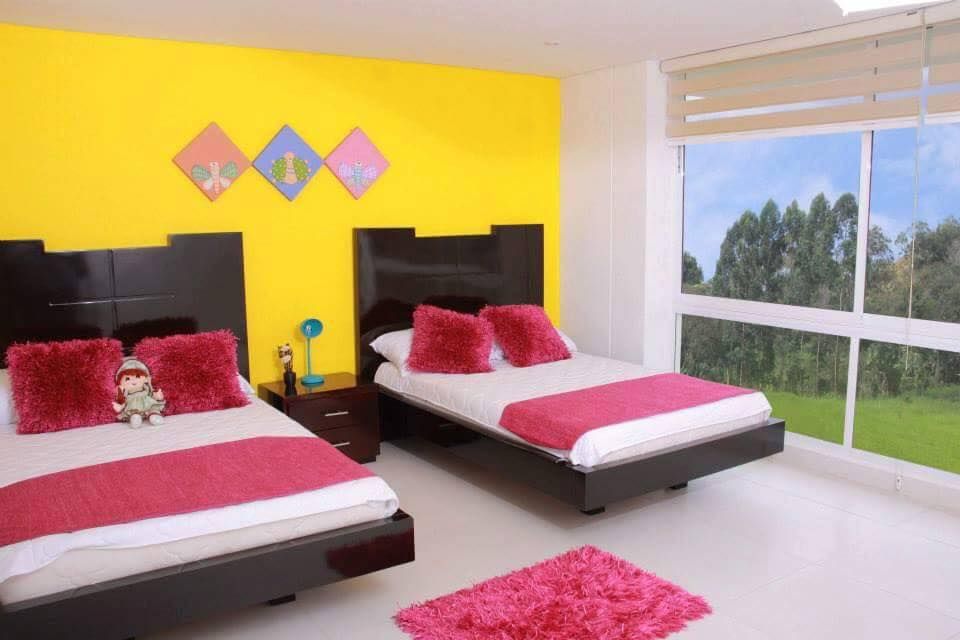 CASA MODELO, KAYROS ARQUITECTURA DISEÑO INTERIOR KAYROS ARQUITECTURA DISEÑO INTERIOR Bedroom ٹھوس لکڑی Multicolored Beds & headboards