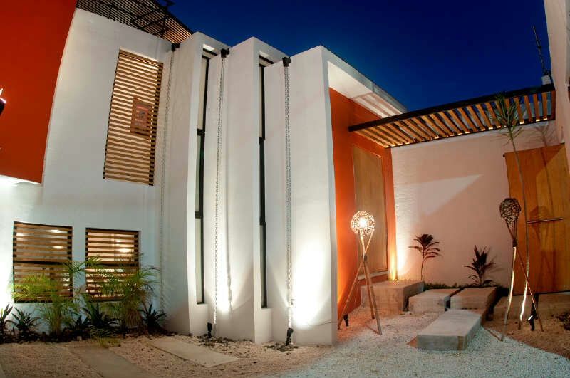 FACHADA INTERIOR A COCHERA FRACTAL CORP Arquitectura Casas modernas
