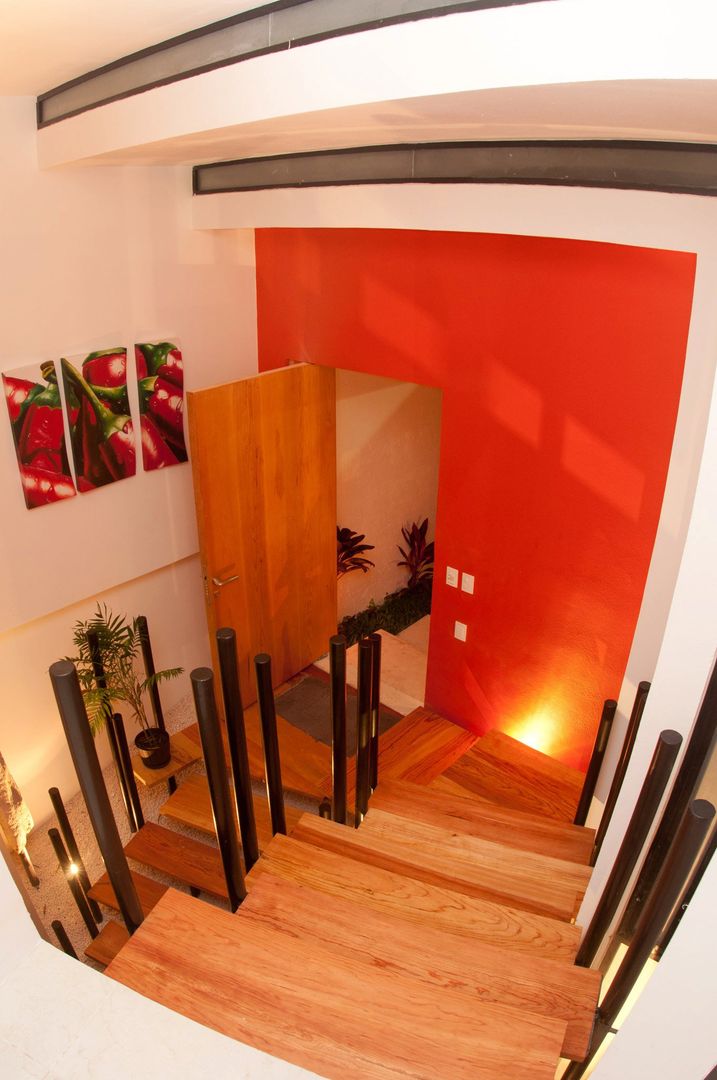 SUNSET HOUSE, FRACTAL CORP Arquitectura FRACTAL CORP Arquitectura Modern corridor, hallway & stairs