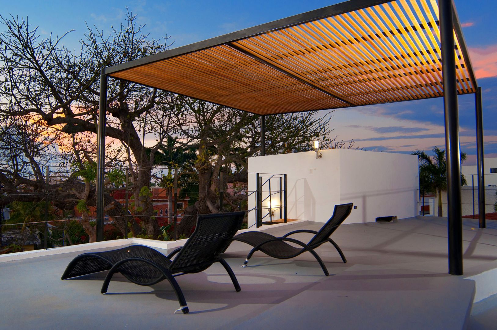 SUNSET HOUSE, FRACTAL CORP Arquitectura FRACTAL CORP Arquitectura بلكونة أو شرفة