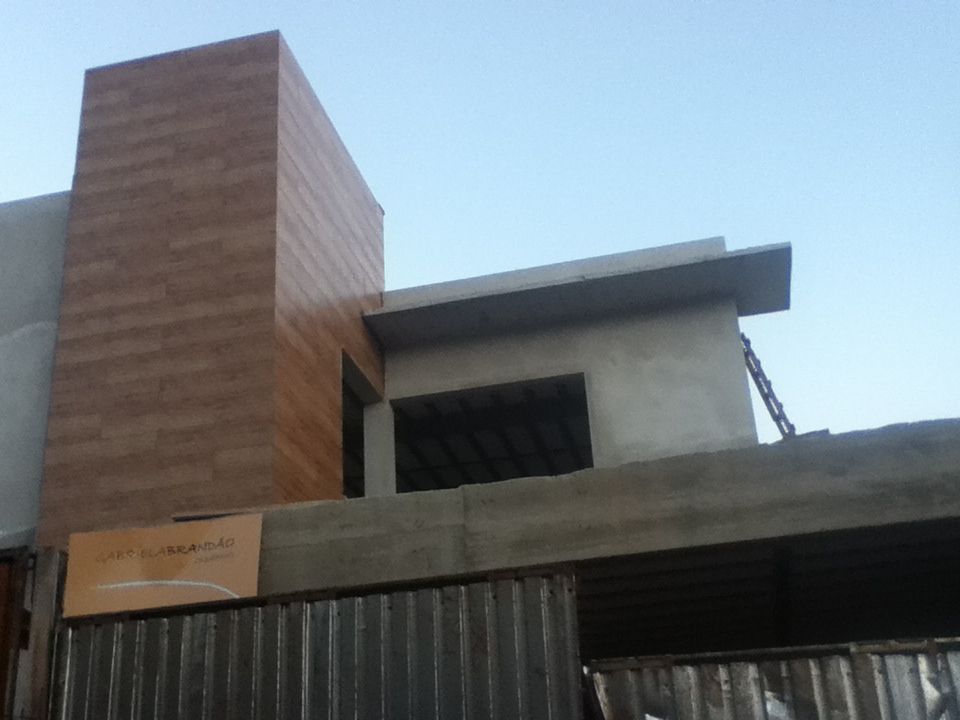 Fachada principal em fase de execução Gabriela Brandão . Arquitetura Casas modernas