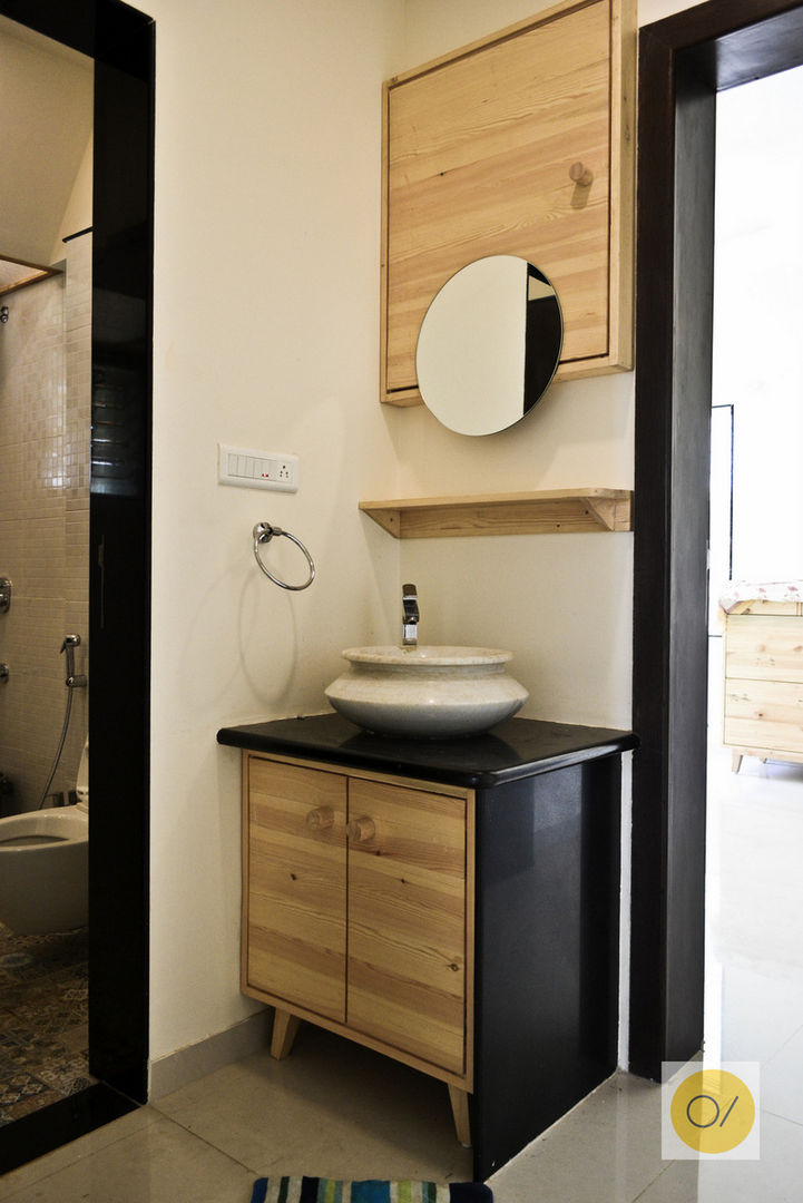 Eccentric House, Pune, ogling inches design architects ogling inches design architects Rustic style bathroom Shelves