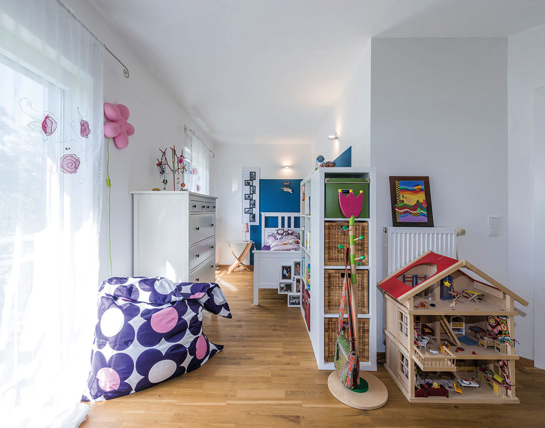 Mehr Platz in der Doppelhaushälfte, KitzlingerHaus GmbH & Co. KG KitzlingerHaus GmbH & Co. KG Modern nursery/kids room