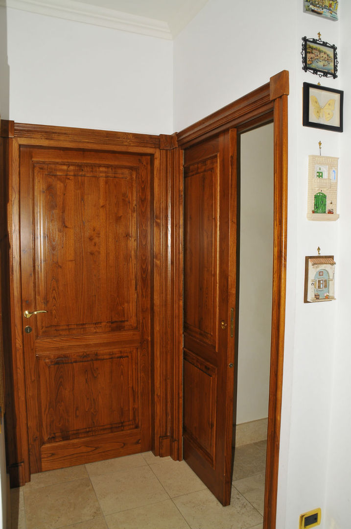 PORTA SCORREVOLE SALVA SPAZIO IN LEGNO SU MISURA ARTIGIANALE 100% ITALIANO , Gli Artigiani dei f.lli M.& S. Cordi snc Gli Artigiani dei f.lli M.& S. Cordi snc Cửa ra vào Gỗ Wood effect Doors