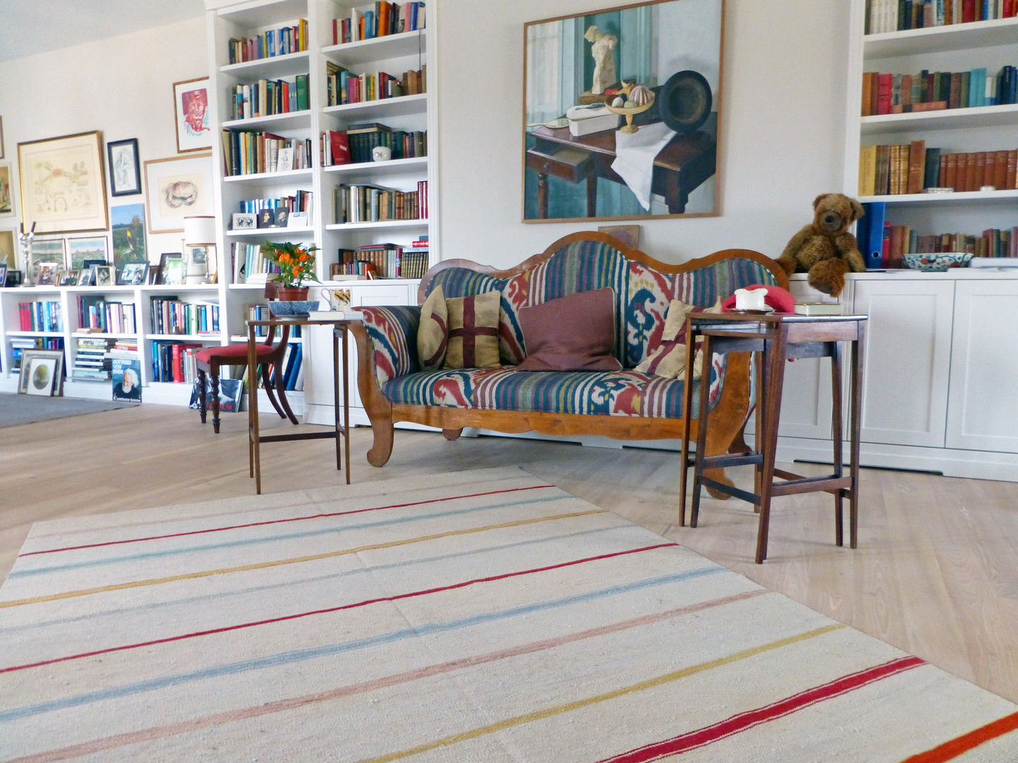 Wohnräume dekoriert mit Kiran Kelims, Kiran Kelim & Teppich Kunst Kiran Kelim & Teppich Kunst Ruang Keluarga Gaya Country
