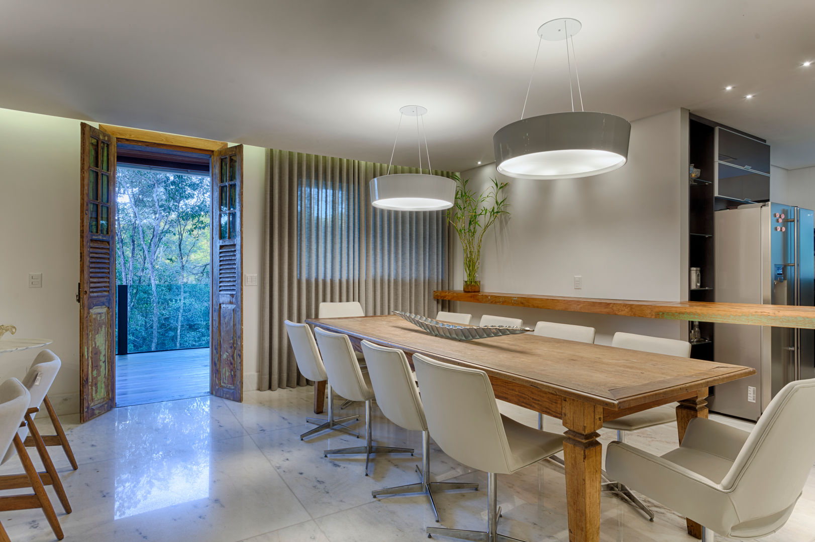 Casa Condomínio Passárgada, Isabella Magalhães Arquitetura & Interiores Isabella Magalhães Arquitetura & Interiores Rustic style dining room Solid Wood Multicolored