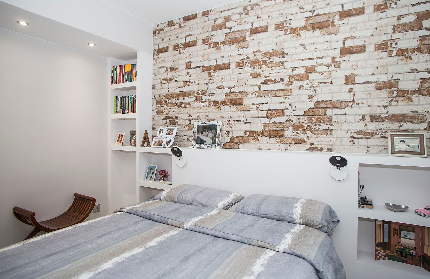 Reforma integral de vivienda y mobiliario en calle Rosselló de Barcelona, Grupo Inventia Grupo Inventia Modern style bedroom Bricks