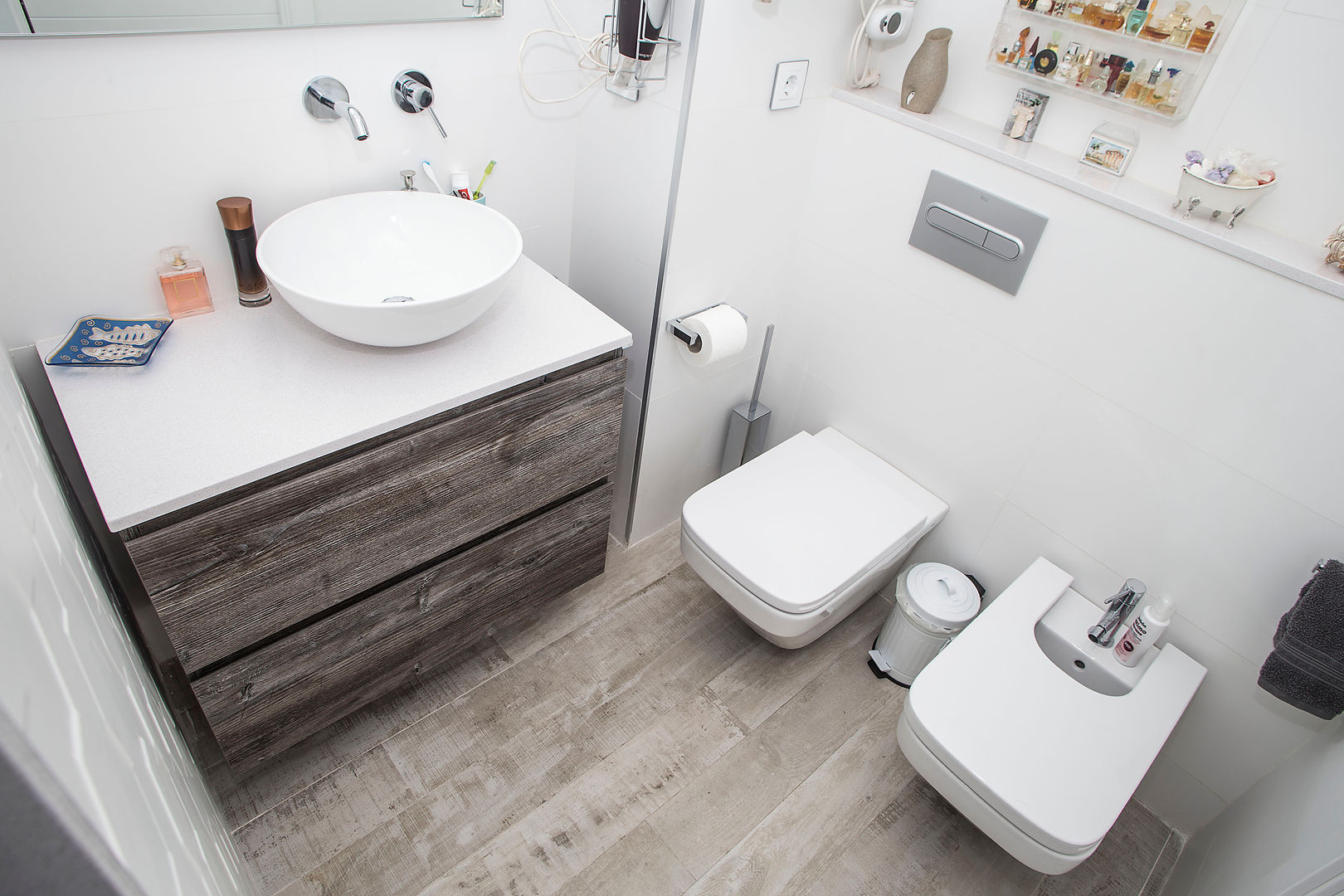 Baño de cortesía Grupo Inventia Baños de estilo moderno Azulejos cuarto de baño,sanitarios,lavabo,almacenaje,disñeo baño