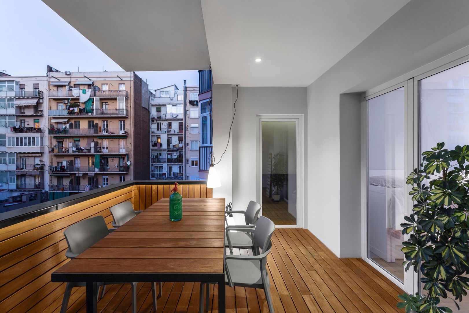 Reforma Eixample, PAULO MARTINS ARQ&DESIGN PAULO MARTINS ARQ&DESIGN Scandinavian style balcony, veranda & terrace