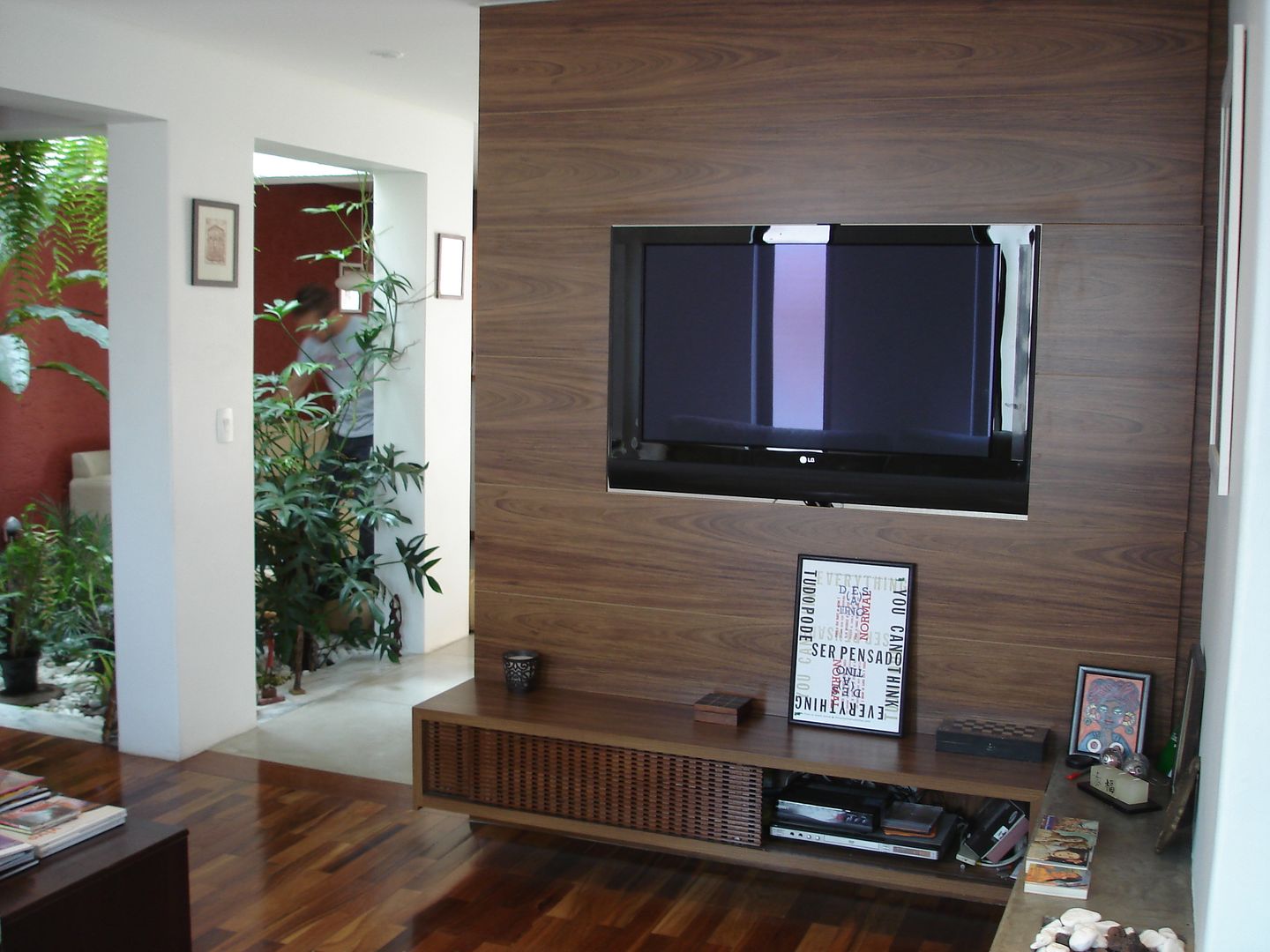 homify Salas modernas Madera Acabado en madera