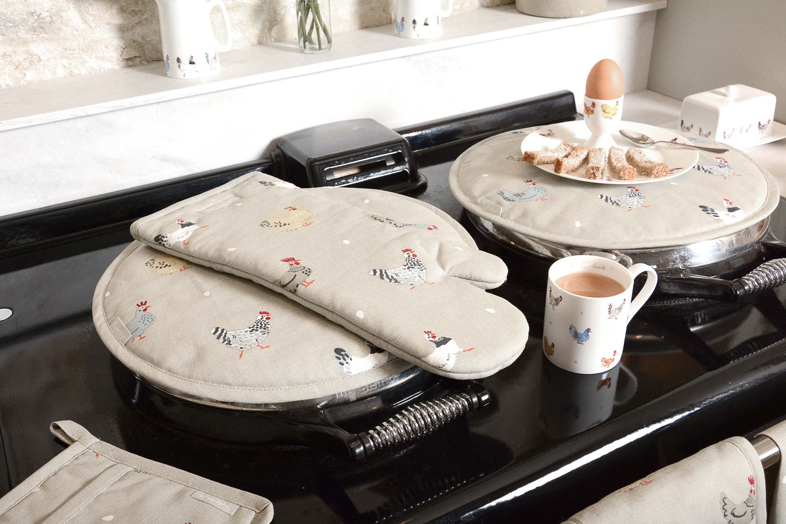 Sophie Allport's 'Lay a little egg' collection Sophie Allport Cocinas de estilo rural Algodón Rojo Accesorios y textiles