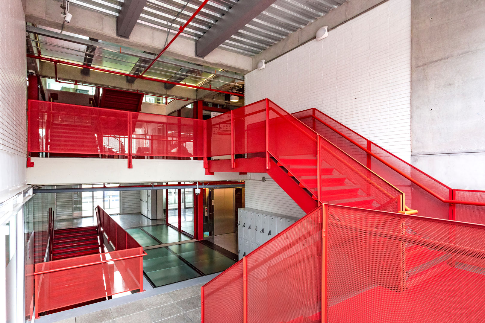 La Salle College, MRV ARQUITECTOS MRV ARQUITECTOS Modern Corridor, Hallway and Staircase