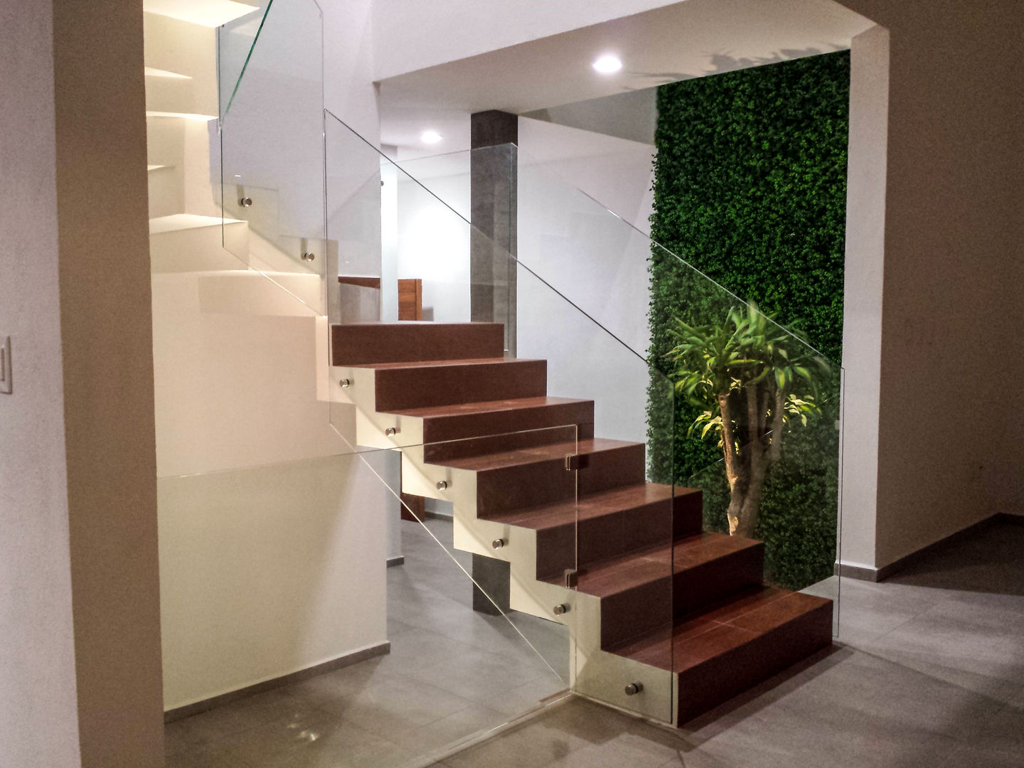 Casa Lago Cuitzeo, Estilo Homes Estilo Homes Minimalist corridor, hallway & stairs Glass