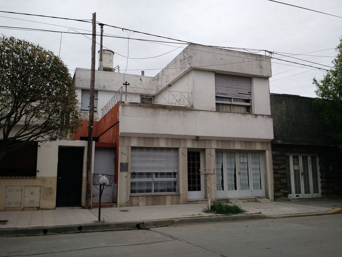 Fachada original de vivienda vieja ARBOL Arquitectos Casas de estilo minimalista