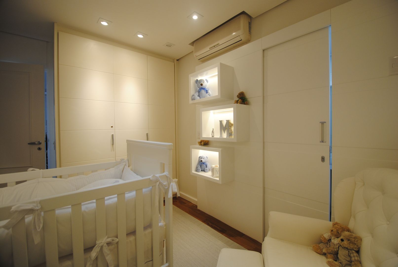 Quarto e banho de bebê, vitória gomes arquitetura design e soluções solares vitória gomes arquitetura design e soluções solares Modern nursery/kids room MDF